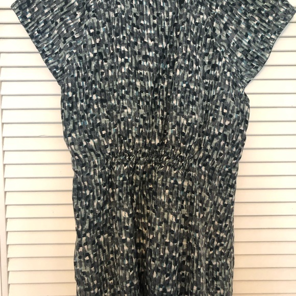 Banana Republic cap sleeve button-down blouse. Matching blue round buttons - Picture 3 of 3